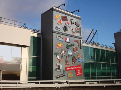 Реклама на фасаде многоквартирного дома